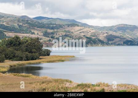 Aquitania, Boyaca/Kolumbien; 8. April 2018: Ländliche Andenlandschaft, Tota, der größte kolumbianische See, und die Felder, die ihn umgeben Stockfoto