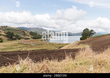 Aquitania, Boyaca/Kolumbien; 8. April 2018: Ländliche Andenlandschaft, Tota, der größte kolumbianische See, und die Felder, die ihn umgeben Stockfoto