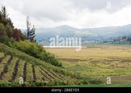 Aquitania, Boyaca/Kolumbien; 8. April 2018: Ländliche Andenlandschaft, Felder in der Nähe von Tota, dem größten kolumbianischen See Stockfoto