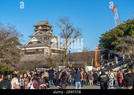 Touristen, die die Burg Kumamoto im Neujahrsurlaub besuchen. Das Schloss hatte 2016 bei Erdbeben Schäden erlitten. Stockfoto