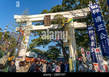 Touristen, die im Neujahrsurlaub den Kato-Schrein besuchen. Ein Schrein in der Burg Kumamoto, Stadt Kumamoto. Präfektur Kumamoto, Japan Stockfoto