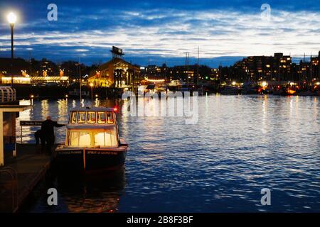 Blick auf Granville Island bei Nacht, vom Bahnhof Hornby Street, Vancouver Stockfoto