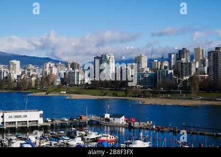 Blick auf Vancouver West End von der Burrard Street Bridge, mit Booten im Vordergrund und Bergen im Hintergrund Stockfoto