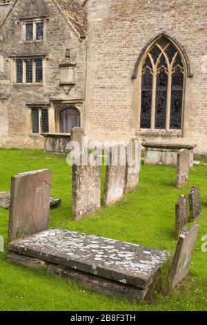 St. Cyriac's Church & Graveyard, Lacock Village, Cotswolds District, Wiltshire County, England Stockfoto