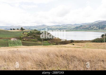 Aquitania, Boyaca/Kolumbien; 8. April 2018: Ländliche Andenlandschaft, Tota, der größte kolumbianische See, und die Felder, die ihn umgeben Stockfoto