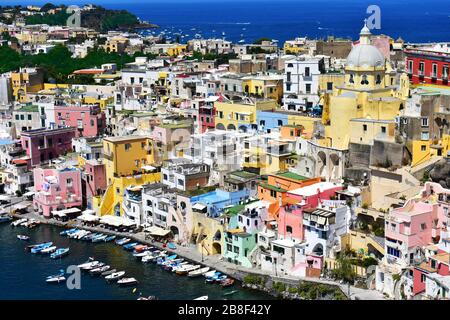 Procida, 18. august 2019 - Marina di Corricella das älteste Fischerdorf von Procida in Italien Stockfoto