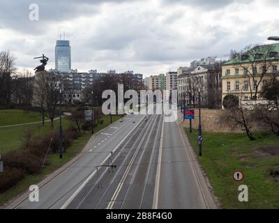 Warschau/Polen - 21/03/2020 - Straßen mit Kapital während der Coronavirus Pandemie, normalerweise sehr voll mit Menschen oder Autos, jetzt fast leer. Solidarnosci Stockfoto