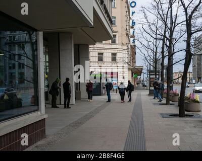 Warschau/Polen - 21/03/2020 - Straßen mit Kapital während der Coronavirus Pandemie, normalerweise sehr voll mit Menschen oder Autos, jetzt fast leer. Linie vor Stockfoto