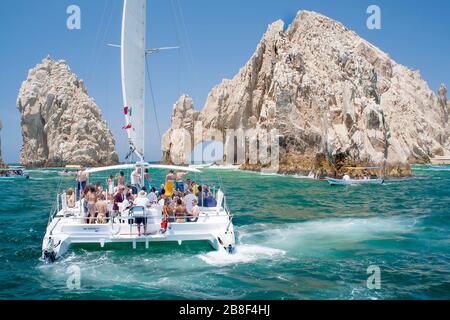 Touristen sehen den Bogen vor Cabo San Lucas, Baja California, Mexiko Stockfoto