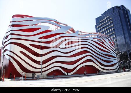 BEVERLY HILLS, LOS ANGELES, KALIFORNIEN, USA - 21. MÄRZ: Petersen Automotive Museum, aufgrund des Coronavirus vorübergehend geschlossen, zwei Tage nach der Anordnung von Los Angeles Bürgermeister Eric Garcetti auf Bezirksebene und dem kalifornischen Gouverneur Gavin Newsom auf Staatsebene am Donnerstag, März 2020, das bis mindestens 19. April 2020 in Kraft bleiben wird, inmitten der Coronavirus COVID-19-Pandemie, 21. März 2020 in Beverly Hills, Los Angeles, Kalifornien, USA. (Foto von Xavier Collin/Image Press Agency) Stockfoto