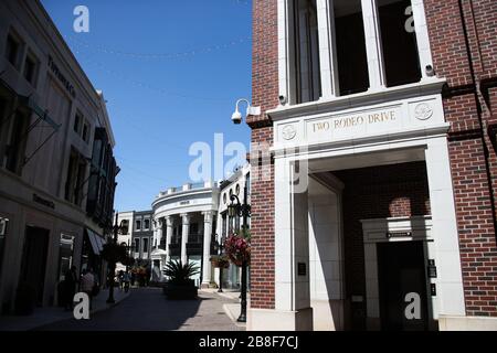 BEVERLY HILLS, LOS ANGELES, KALIFORNIEN, USA - 21. MÄRZ: Two Rodeo Drive, aufgrund des Coronavirus vorübergehend geschlossen, zwei Tage nach dem "Safer at Home"-Befehl, den sowohl der Bürgermeister von Los Angeles, Eric Garcetti, auf Bezirksebene als auch der kalifornische Gouverneur Gavin Newsom auf Staatsebene am Donnerstag erteilten, März 2020, das bis mindestens 19. April 2020 in Kraft bleiben wird, inmitten der Coronavirus COVID-19-Pandemie, 21. März 2020 in Beverly Hills, Los Angeles, Kalifornien, USA. (Foto von Xavier Collin/Image Press Agency) Stockfoto