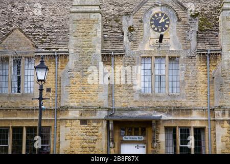 Die Victoria Hall, Burton-on-the-Water Village, Gloucestershire, Cotswold District, England, Großbritannien, Europa Stockfoto