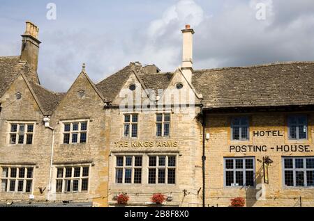 Altes Kreuz auf dem Marktplatz, Stow-on-the-Wold, Gloucestershire, Cotswold District, England, Großbritannien, Europa Stockfoto