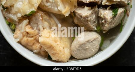Indonesian Famous Food Street Bakso oder Meatballs serviert mit Nudeln, Reis, Crackern, Sauce, Karotten und Rindfleisch Stockfoto