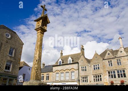 Altes Kreuz auf dem Marktplatz, Stow-on-the-Wold, Gloucestershire, Cotswold District, England, Großbritannien, Europa Stockfoto