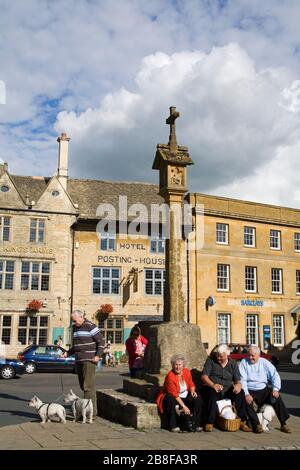 Altes Kreuz auf dem Marktplatz, Stow-on-the-Wold, Gloucestershire, Cotswold District, England, Großbritannien, Europa Stockfoto