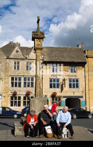 Altes Kreuz auf dem Marktplatz, Stow-on-the-Wold, Gloucestershire, Cotswold District, England, Großbritannien, Europa Stockfoto