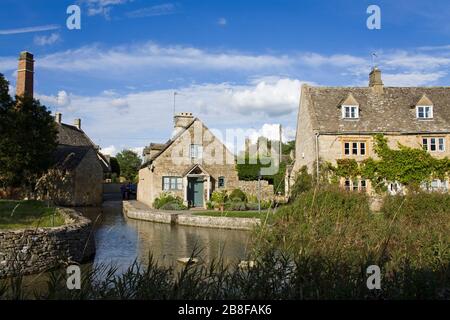 Little Eye Stream in Lower Slaughter Village, Gloucestershire, Cotswold District, England, Großbritannien, Europa Stockfoto