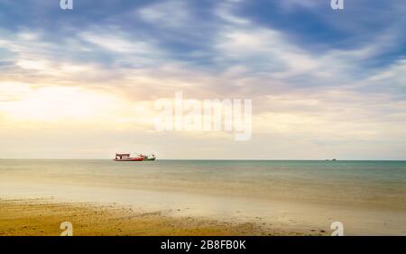 Fischerboote ankerten vor dem Bang Thao Beach in Phuket, Thailand Stockfoto