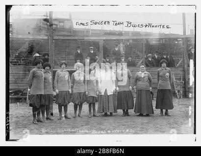 Girls Soccer Team - Blues und Whites Stockfoto