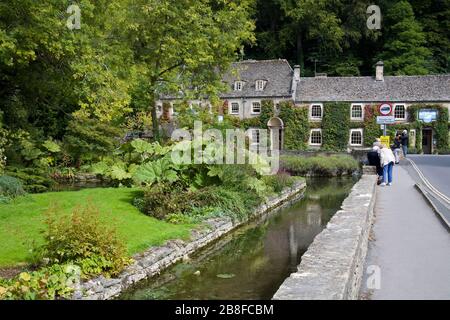 Swan Hotel & River Coln in Bibury Village, Gloucestershire, Cotswold District, England, Großbritannien, Europa Stockfoto