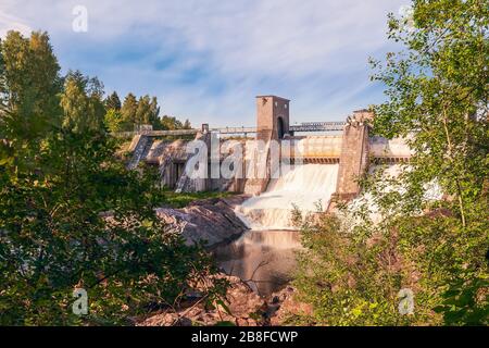 Die Imatra Rapids (Imatrankoski) am Fluss Vuoksi in Imatra. Nationale Landschaft Finnlands. Beginn des Wasserabflusses aus dem Staudamm während des Schnelleinlaufes Stockfoto