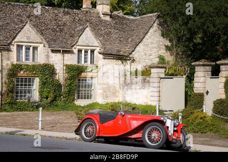 MG Car in Burford, Oxfordshire, Cotswold District, England, Großbritannien, Europa Stockfoto