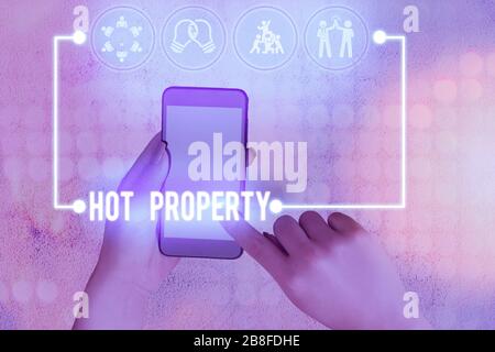 Konzeptionelles Handschreiben mit Hot Property. Das Konzept bedeutet, dass viele zeigen wollen, dass sie kaufen, und es ist sehr wünschenswert Stockfoto