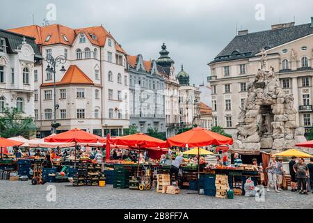 Brünn, Tschechien - 20. Juni 2019: Parnasbrunnen und Zelny trh Altstadtmarkt Stockfoto