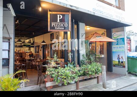 Sydney, Australien. Sonntag, 21. März 2020. Restaurantbesitzer mit leerem Restaurant, da die Einheimischen während der COVID 19-Lockdown in Australien soziale Distanzierungsanforderungen einhalten. Quelle: martin Beere/Alamy Live News Stockfoto