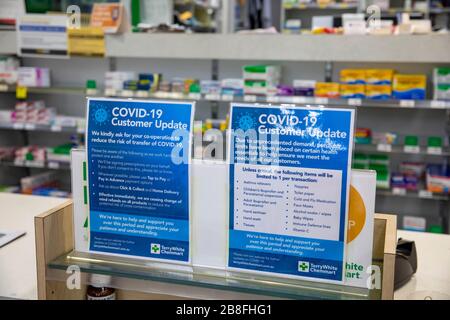 Sydney, Australien. März 2020. Sydney Chemist zeigt ein Schild an, das Kunden darüber informiert, dass viele Medikamente und andere Produkte auf 1 pro Kunde begrenzt sind. Kredit: martin Beere/Alamy Live News Stockfoto