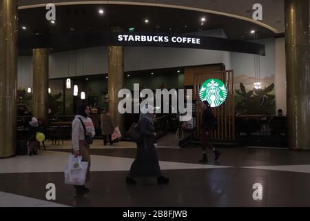 Das Logo von Starbucks Kaffee ist im Galeria Shopping and Entertainment Center zu sehen. Stockfoto