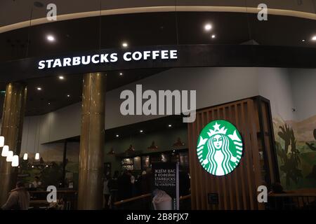 Das Logo von Starbucks Kaffee ist im Galeria Shopping and Entertainment Center zu sehen. Stockfoto