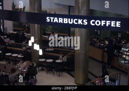 Das Logo von Starbucks Kaffee ist im Galeria Shopping and Entertainment Center zu sehen. Stockfoto