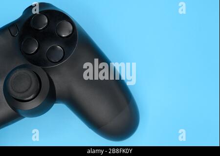 Gaming-Controller isoliert auf blauem Hintergrund . Stockfoto