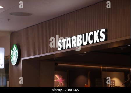 Das Logo von Starbucks Kaffee ist im Galeria Shopping and Entertainment Center zu sehen. Stockfoto