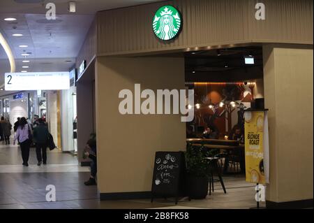 Das Logo von Starbucks Kaffee ist im Galeria Shopping and Entertainment Center zu sehen. Stockfoto