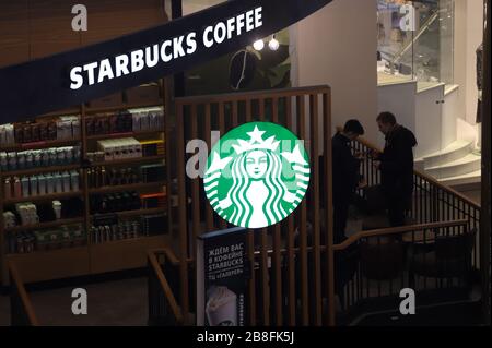 Das Logo von Starbucks Kaffee ist im Galeria Shopping and Entertainment Center zu sehen. Stockfoto