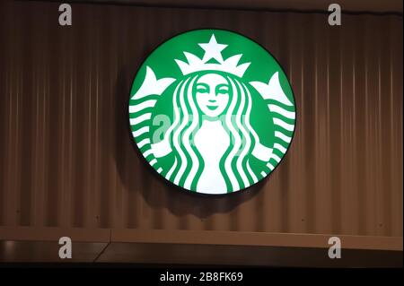 Das Logo von Starbucks Kaffee ist im Galeria Shopping and Entertainment Center zu sehen. Stockfoto