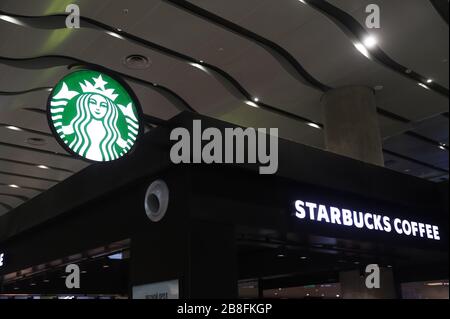 Das Logo von Starbucks Kaffee ist im Galeria Shopping and Entertainment Center zu sehen. Stockfoto