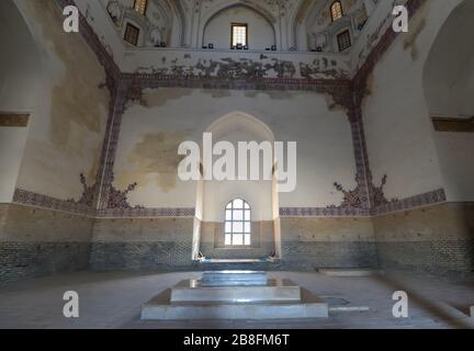 Innenansicht des islamischen Mausoleums mit dem Grab von Ahmad Sanjar, Sultan des großen Seldschukenreiches. Das Hotel befindet sich im alten Merv in Turkmenistan. Stockfoto