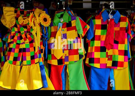 Bunte Kleidung. Bunte, leuchtende Kleidung zum Verkauf in einem thailändischen Kleiderladen Stockfoto