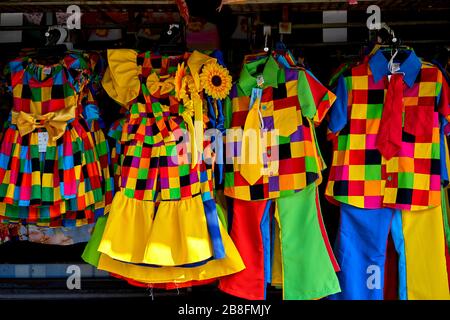 Bunte Kleidung. Bunte, leuchtende Kleidung zum Verkauf in einem thailändischen Kleiderladen Stockfoto