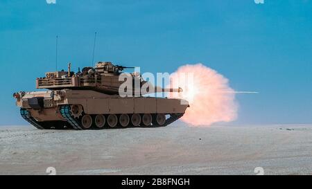 U.S. Marines with Charlie Company, 1st Tank Battalion, 1st Marine Division, führen Live-Feuertraining während der Übung Native Fury 20 in den Vereinigten Arabischen Emiraten, 19. März 2020 durch. Der gebürtige Fury ist eine Übung, die darauf abzielt, die langjährige Beziehung und Interoperabilität des US-Militärs mit den Streitkräften der Vereinigten Arabischen Emirate zu stärken und US-Marines und Segler für Krisenreaktionsoperationen realistisch zu trainieren. (USA Foto des Marine Corps von CPL. Jennessa Davey) Stockfoto