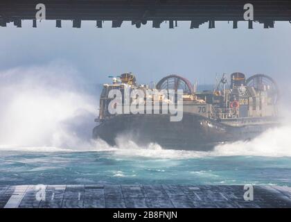 200319-N-SL179-2047 ROTES MEER (19. März 2020) - Landing Craft, Air Cushion 70, an Assault Craft Unit 4 befestigt, startet vom Brunnendeck des amphibischen Sturmschiffs USS Bataan (LHD 5), 19. März 2020. Bataan ist das Flaggschiff für die "Bataan Amphibious Ready Group" und wird mit der "Maritime Expeditionary Unit" im 5. Flottengebiet der Vereinigten Staaten eingesetzt, um Marine-Operationen zu unterstützen, um die Stabilität und Sicherheit der Seeschifffahrt in der Zentralregion zu gewährleisten. Die Verbindung zwischen dem Mittelmeer und dem Pazifik durch den westlichen Indischen Ozean und drei strategische Chokepunkte. (USA Marineblau Foto Stockfoto