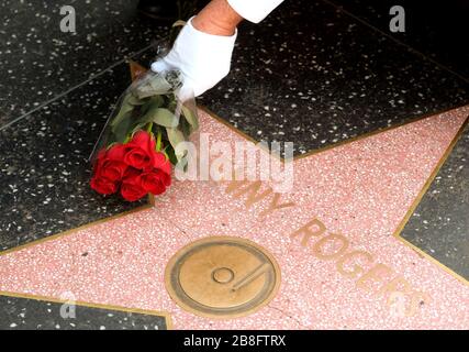 21. März 2020, Hollywood, Kalifornien, USA: GREGG DONOVAN trägt weiße Handschuhe und legt am Samstag einen Blumenstrauß mit schönen roten Rosen in den Star von Kenny Rogers auf dem Hollywood Walk of Fame. Die langjährige Gesangslegende und der Schauspielstar starben am späten Freitag im Alter von 81 Jahren. (Bild: © Ringo Chiu/ZUMA Draht) Stockfoto