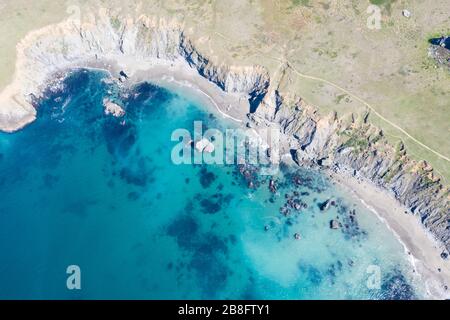 Der scheinbar friedliche Pazifische Ozean weht gegen die felsige Nordkalifornische Küste. Dieses wilde Gebiet hat eine inspirierend zerklüftete Landschaft. Stockfoto