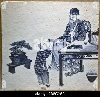 Blau-weiße Keramikfliese mit Figurendesign. Wuhan Museum, China Stockfoto