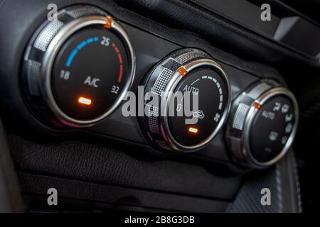Bedienelemente der Klimaanlage auf dem Armaturenbrett. Close up Auto Lüftungsanlage, Details der Kontrollen der modernen Auto. Stockfoto