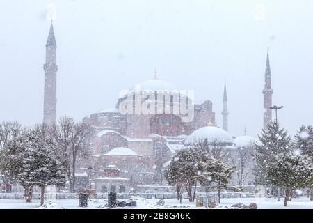 Blick auf die Hagia Sophia (Aya Sofya) in einem verschneiten Wintertag in der Türkei in Istanbul Stockfoto